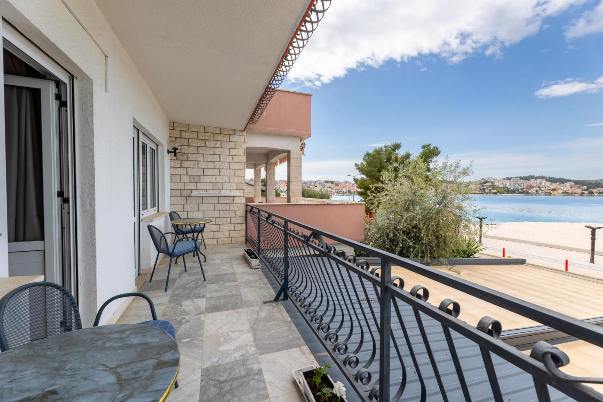 Villa Okruk-10 Meters Away From The Beach 오크루그고른지 외부 사진